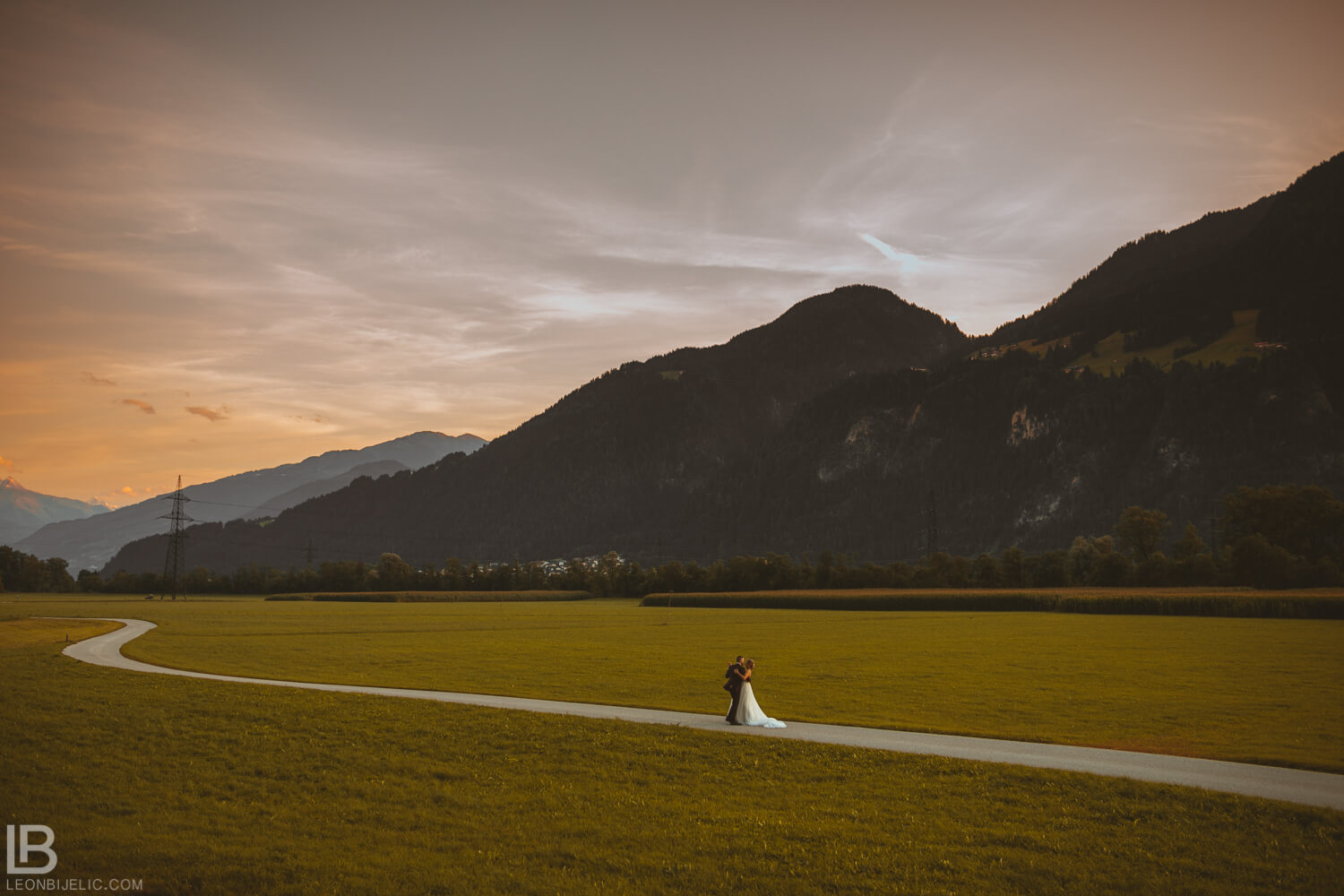 Hochzeitspaar in Natur, Berg, Fotosession - Tirol Österreich