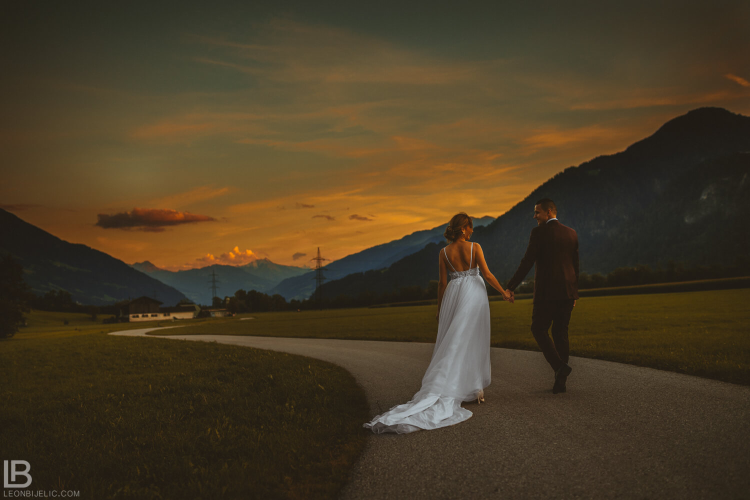 Hochzeitspaar in Natur, Berg, Fotosession - Tirol Österreich - Sonnenuntergang - Fotograf Leon Bijelic Hochzeit die besten Fotos
